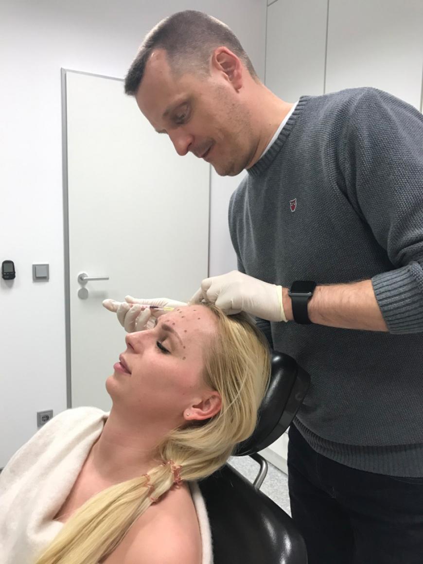 Dr. Eckart Knoche bei der Behandlung mit Botulinumtoxin.