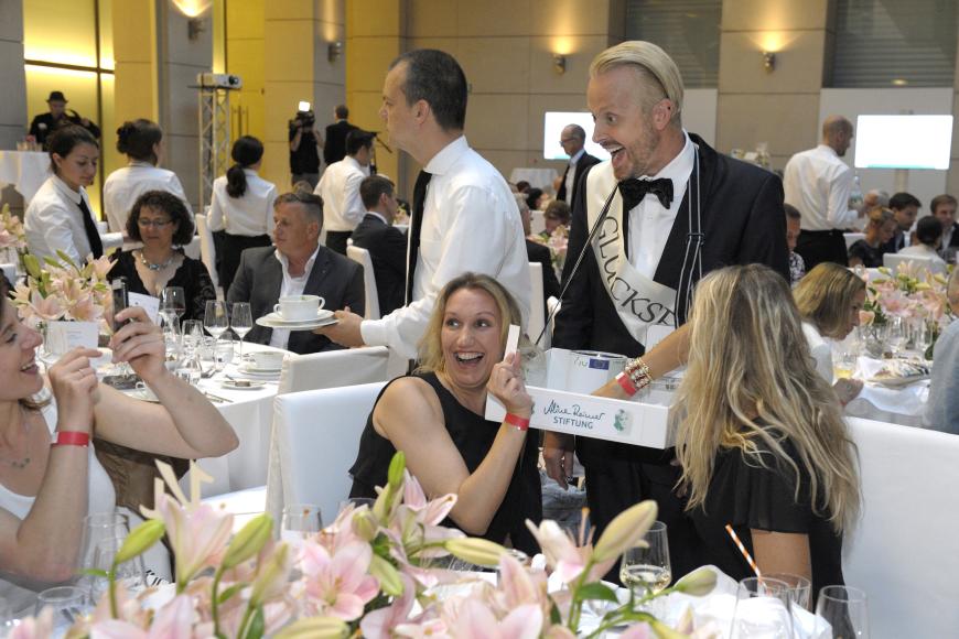 Mittlerweile ist er wieder schlank – zu bestaunen gerade erst bei der Gala der Aline-Reimer-Stiftung in Berlin, wo er als Sänger und Glücksfee im Einsatz war.