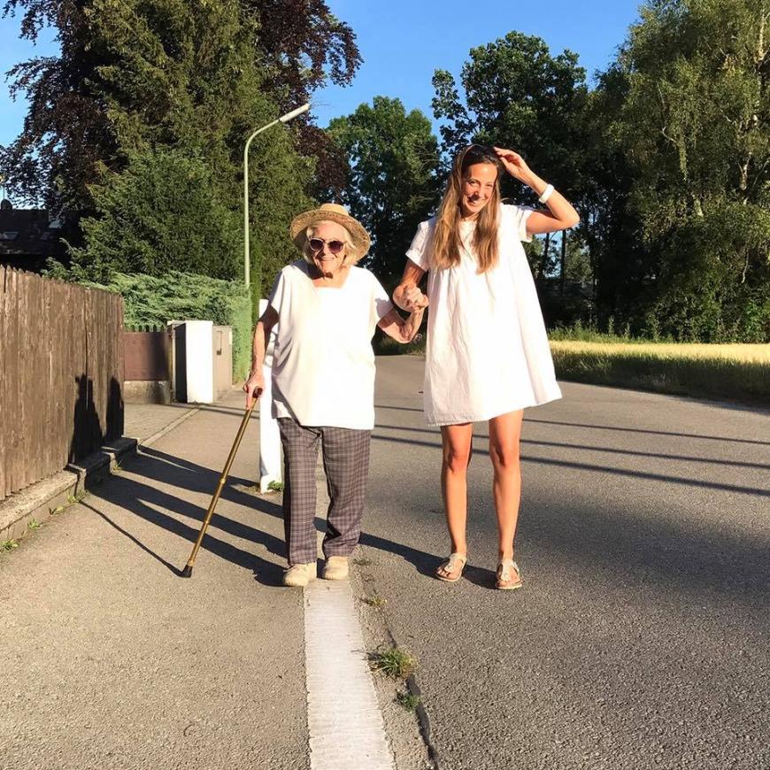 Ihre Enkelin Anja Fritzsche betreut das Facebook-Profil der 107-Jährigen.