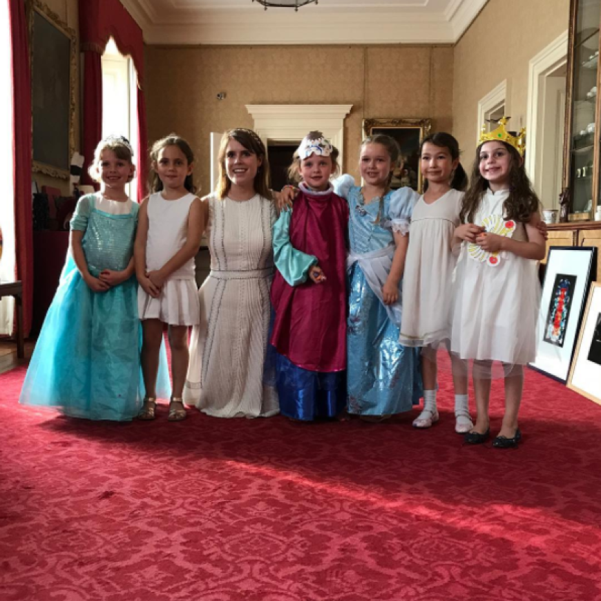 Prinzessin Eugenie (3.v.l.) feierte mit Harpers Geburtstagsgesellschaft im Buckingham Palast.