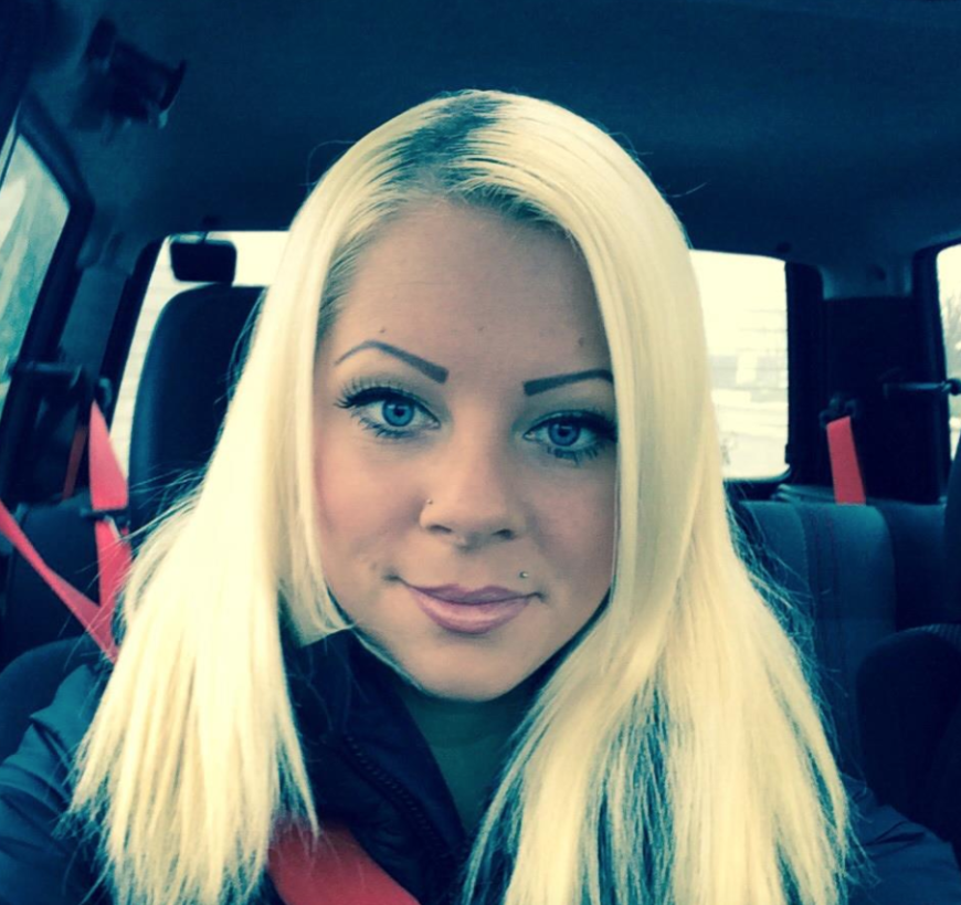 Die kleine Schwester von Daniela Katzenberger sah Anfang 2015 noch viel mehr aus wie ihre berühmte Schwester. Inklusive schlecht gemachter Augenbrauen.