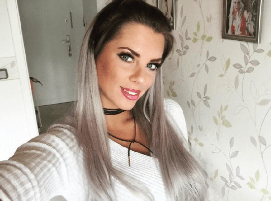 In den letzten Monaten experimentierte die Sängerin mit verschiedenen Grautönen. Nun trägt sie die Haare oben dunkler als unten - und es sieht verdammt cool aus.