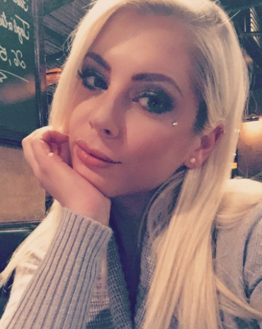Ende 2016 machte sich Jenny Frankhauser schon deutlich hübscher zurecht als im vorherigen Jahr. Auch die Augenbrauen normalisierten sich.