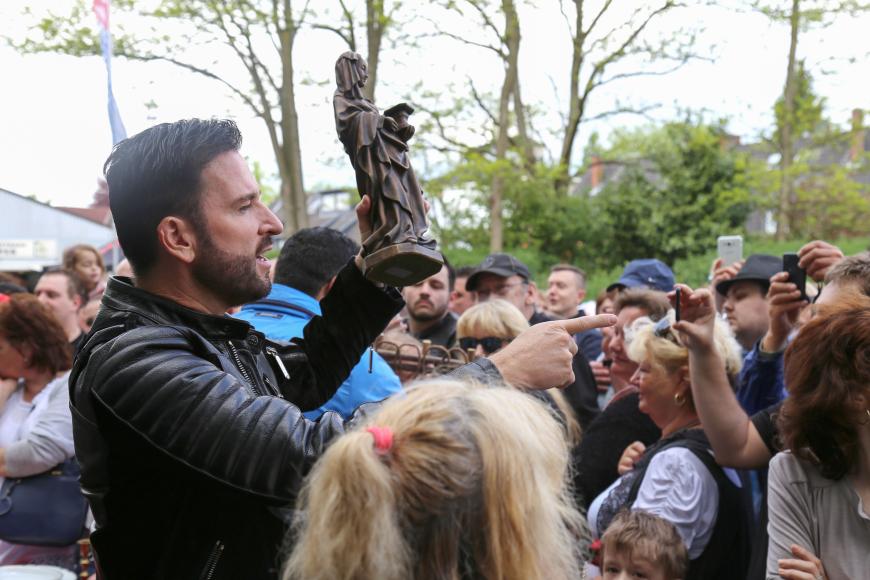 Michael Wendler verscherbelt den Krimskrams seiner Schwiegermutter: Was sich zu Geld machen lässt, versuchen Michael Wendler und die Trödler im Hinterhof-Verkauf und auf einem großen Flohmarkt unter die Leute zu bringen.
