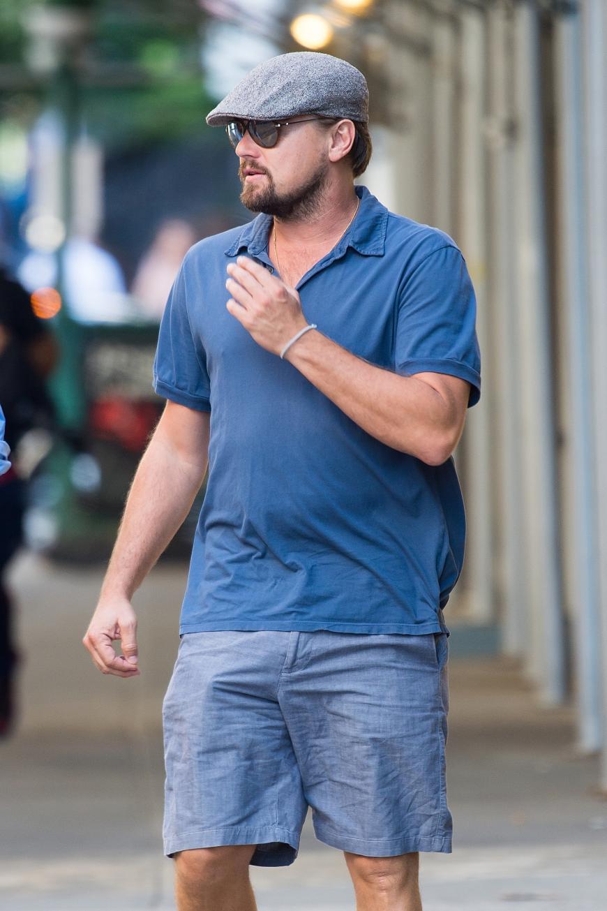 Hollywood-Star Leonardo DiCaprio scheint mächtig stolz auf seine Rundungen zu sein.