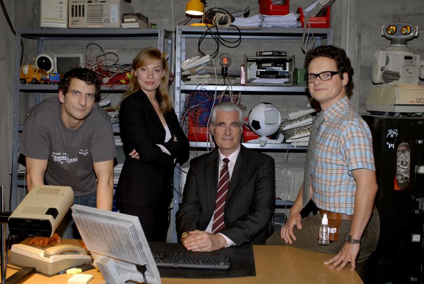 Die Schauspieler Sebastian Münster spielte unter anderem an der Seite von Britta Horn, Sky du Mont und Stefan Puntigam in der SAT1 Serie „Das iTeam