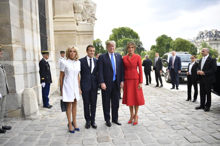 Brigitte Macron, 64, ließ Melania Trump, 47, mit ihrem kurzen Outfit alt aussehen.