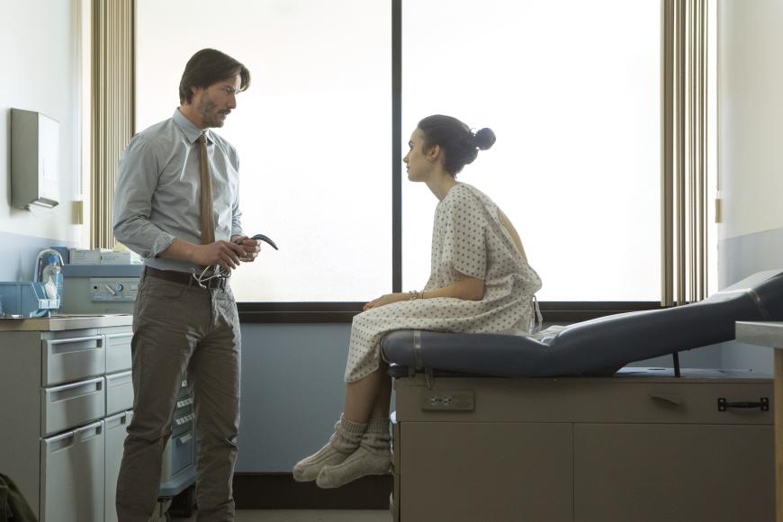 Lily Collins stand für