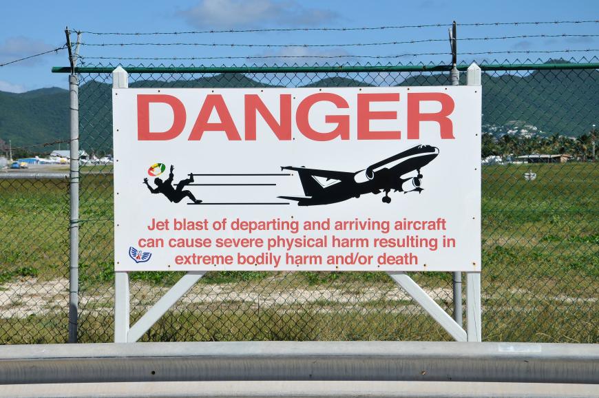 Schilder warnen vor den gefährlichen Turbinenwinden der Flieger. Es drohen nicht nur schwere Verletzungen, sondern auch Lebensgefahr.