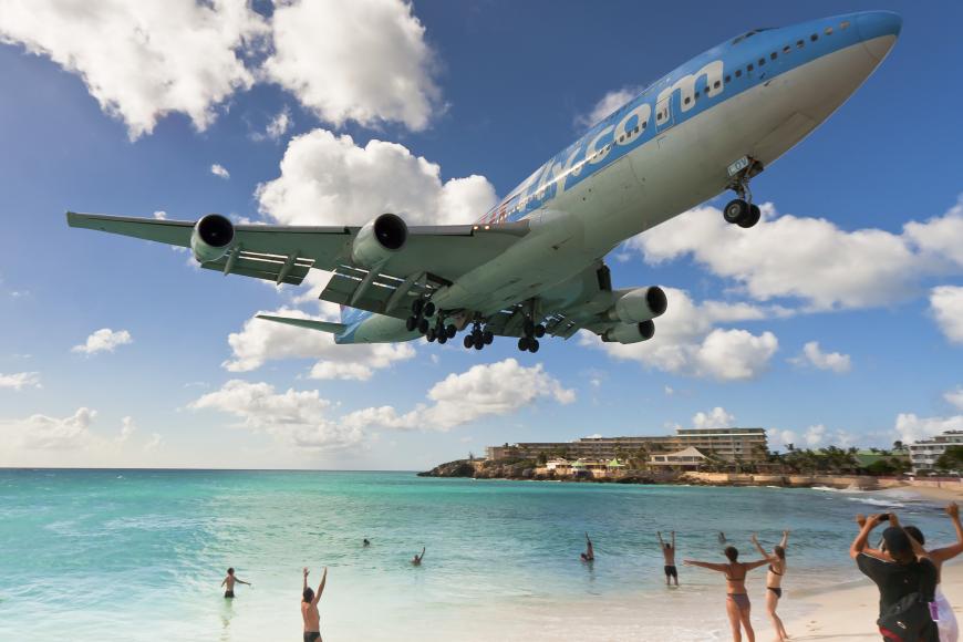 Kein seltener Anblick: Am Maho Beach auf der Karibischen Insel St. Martin beträgt der Abstand zwischen vorbeirauschenden Flugzeugen und dem Strand meist weniger als 30 Meter. Der Princess Juliana International Airport befindet sich in unmittelbarer Nähe.