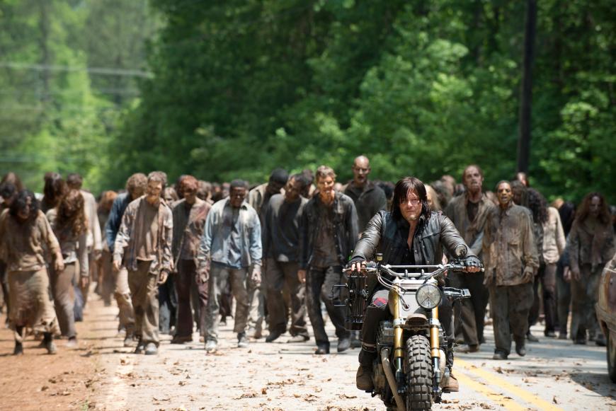 Die Dreharbeiten der Kultserie "The Walking Dead" werden nach dem tragischem Tod des Stuntmans vorerst eingestellt.