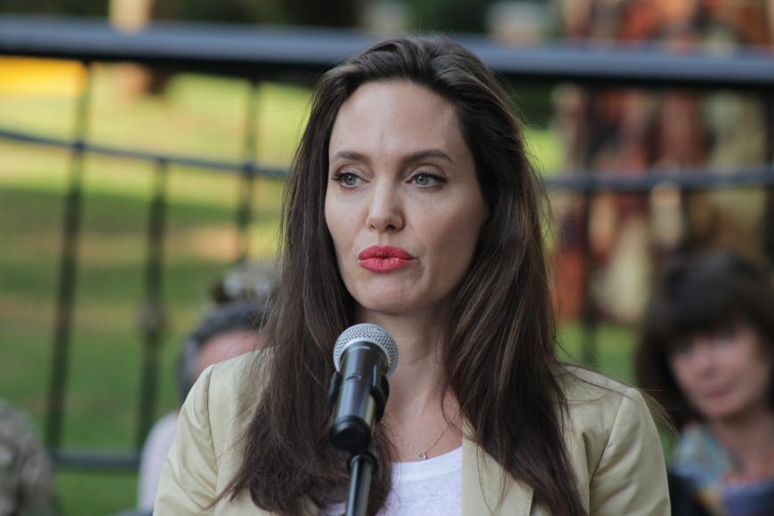 Die aktuellsten Fotos zeigen Angelina Jolie in Afrika und sie sieht deutlich praller und verändert aus.