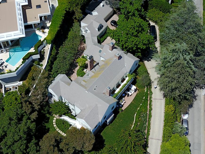 Auf diesem Anwesen von Evan Spiegel in Los Angeles heiratete das Paar in einer kleinen Zeremonie mit etwa 50 Gästen.