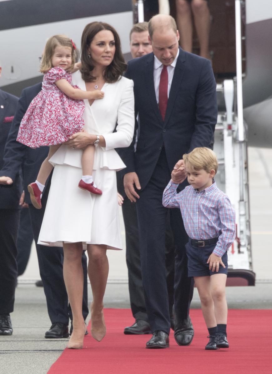 Hier die ganze britische Königs-Familie am Flughafen Warsaw‘s Chopin bei ihrer Ankunft. Alle vier sahen wie aus dem Ei gepellt aus und auch der kleine George hatte sich schick gemacht.