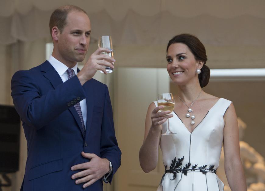 So sieht Liebe aus, Kate und William haben sich herausgeputzt und sie schaut ihren Prinzen anhimmelnd an.