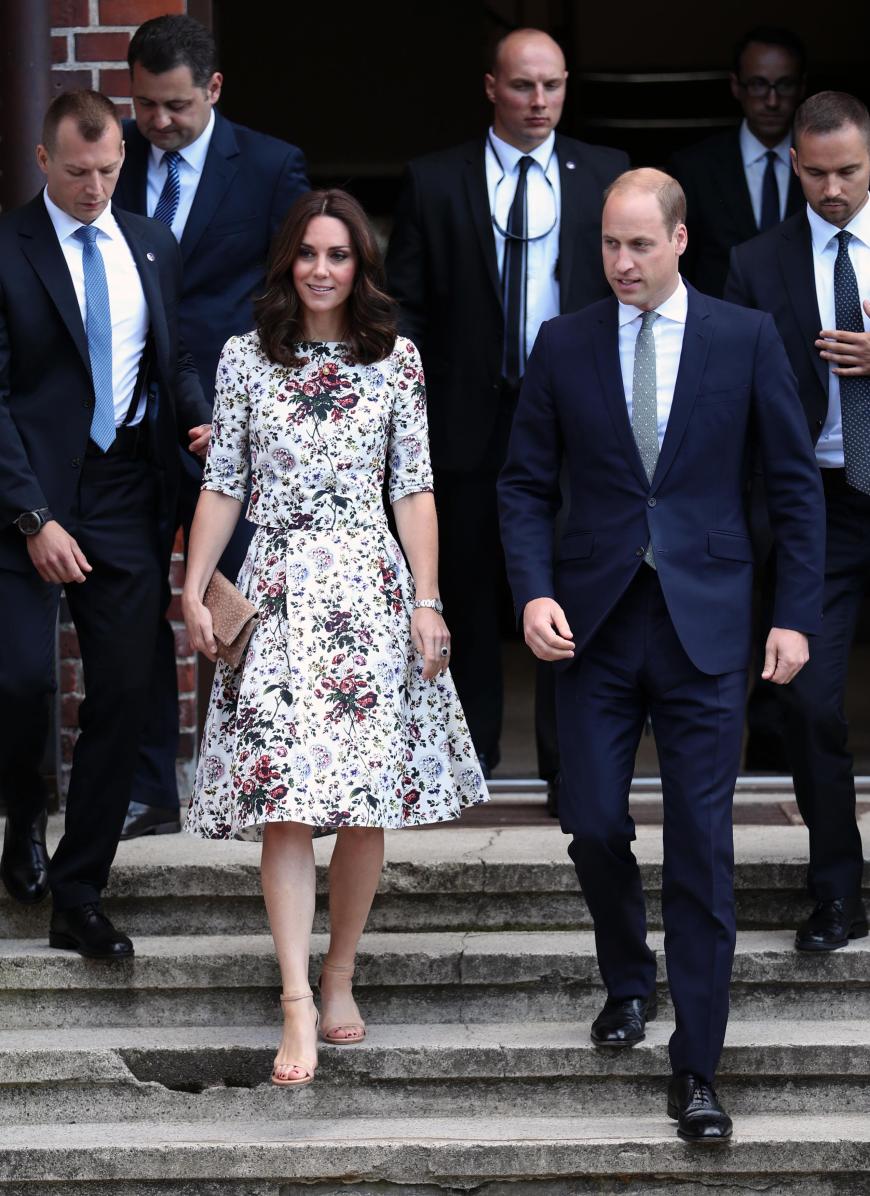 Am zweiten Tag in Polen erschien Kate in einem Blumenkleid, das wunderschön aussah zu ihrem Teint und ihrer Frisur. Die Accessoires wählte Kate in einem dezenten Nudeton und die Riemchen-Schuhe in diesem Farbton verlängern optisch ihre schlanken Beine.