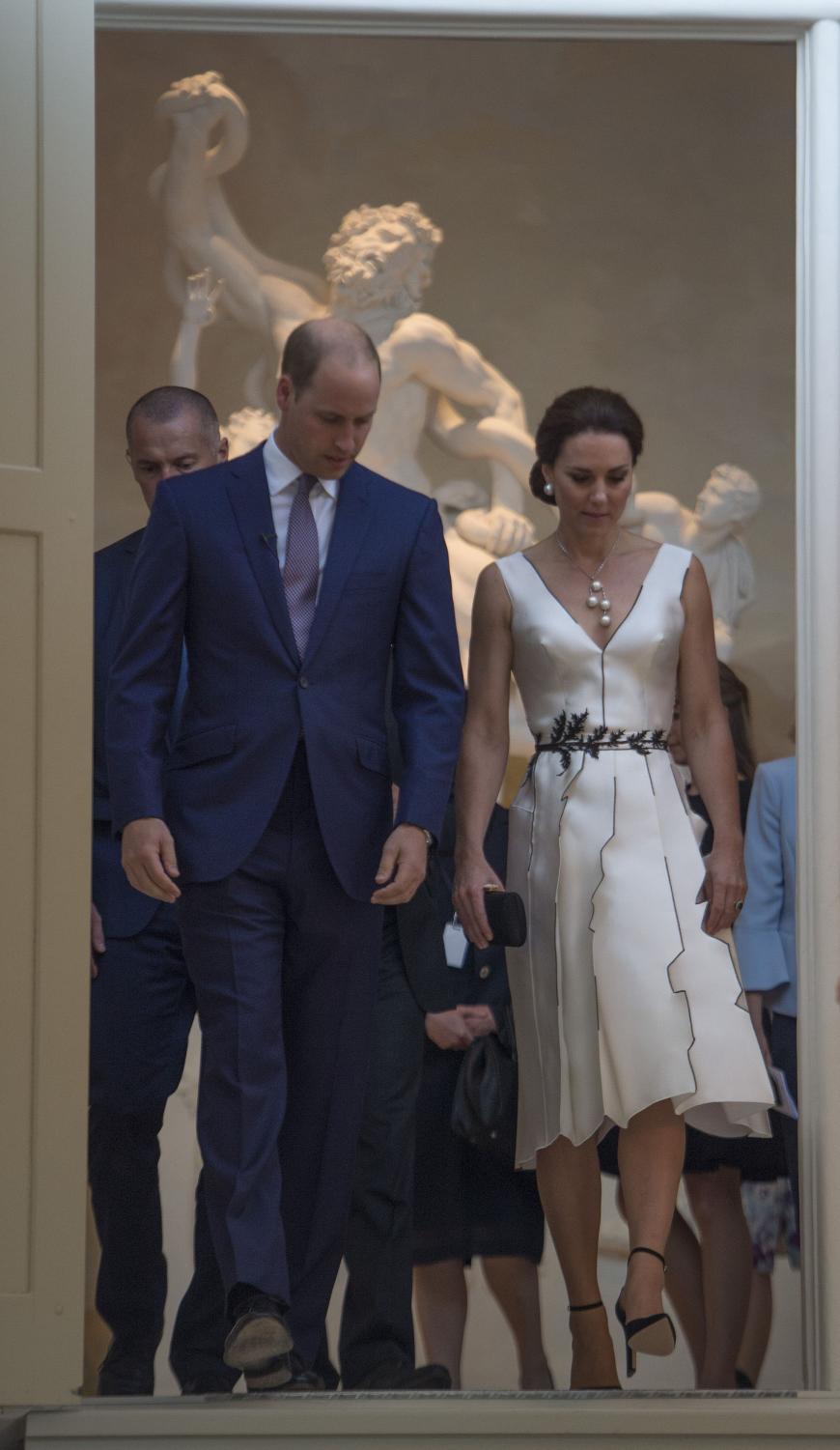 Der Duke und die Duchess of Cambridge bei der „Queen‘s Birthday Garden Party“ in Polen. Kate überraschte uns in einem wunderschönen, cremefarbenen Seidenkleid mit schwarzen Applikationen in Blätterform, selbst der Schmuck, die Schuhe und die Accessoires waren auf das Kleid abgestimmt.