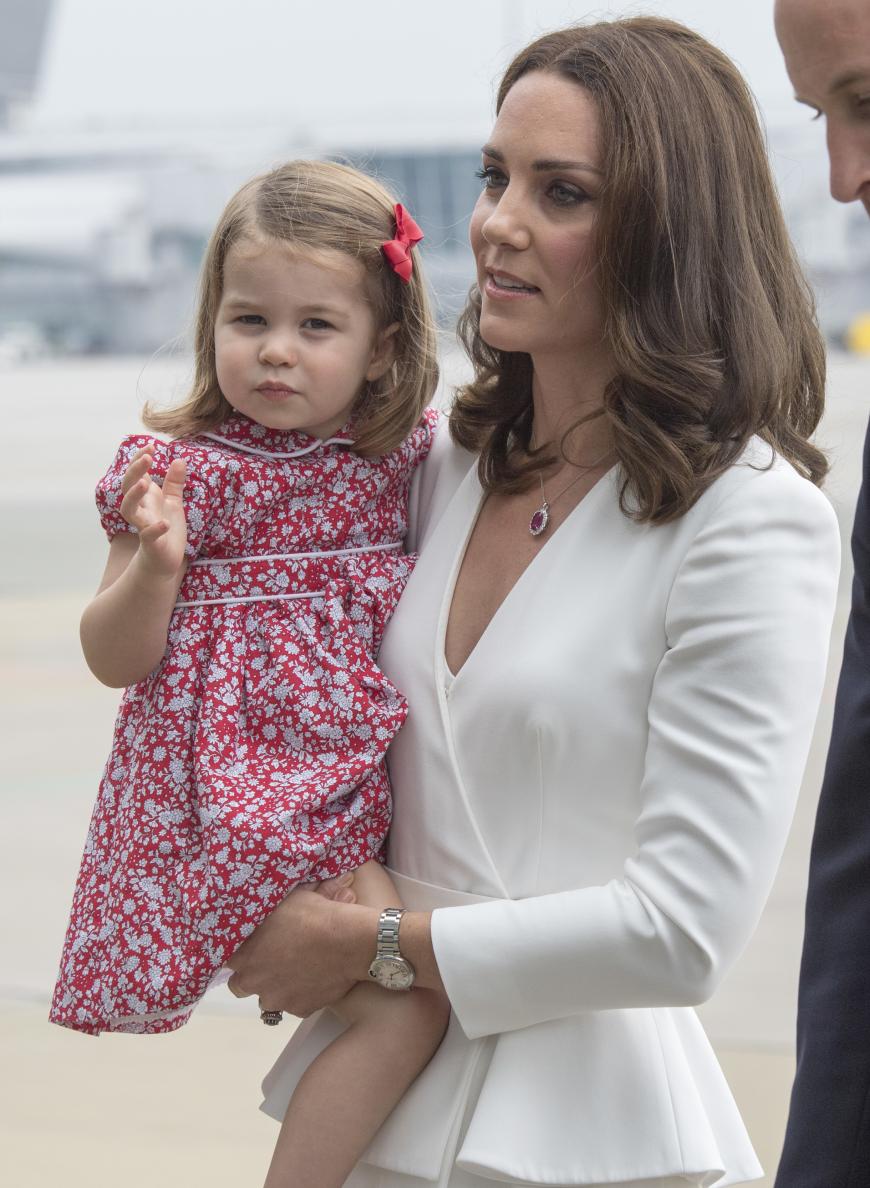 Herzogin Kate und Prinzessin Charlotte bei ihrer Ankunft in Polen. Kate trug ein elegantes, weißes Kostüm, ihre Tochter ein süßes rotes Blumenkleid und natürlich ein passendes Schleifchen im Haar.