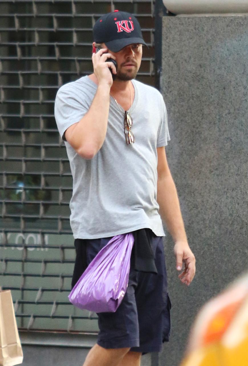 Leonardo DiCaprio wurde beim Spazieren in New York City gesichtet.