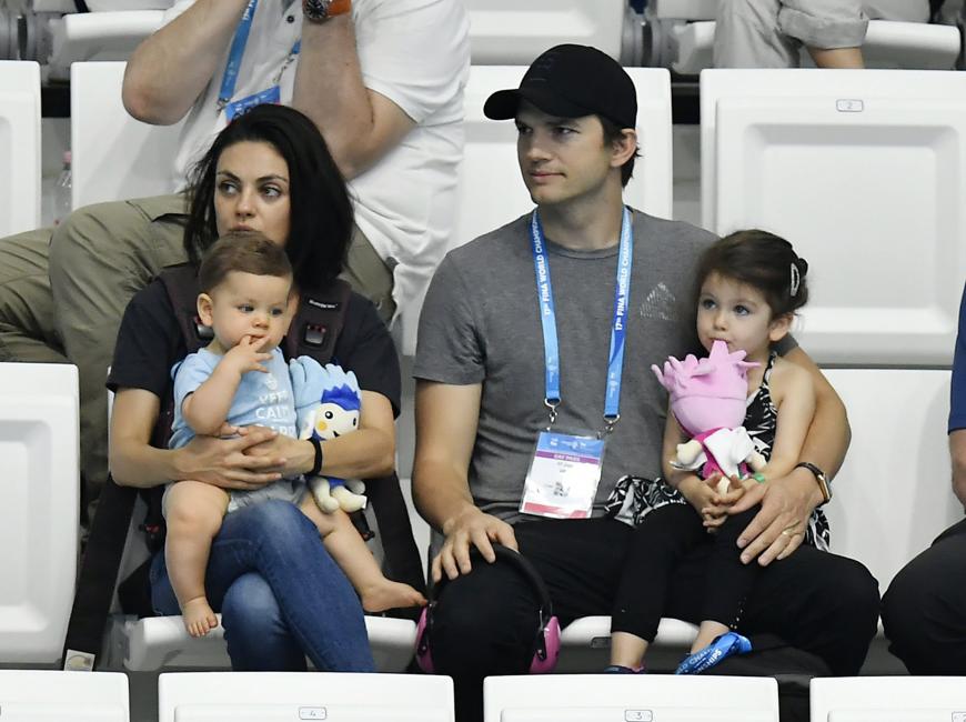 Echte Sportfamilie: Mila Kunis, Sohn Dimitri, Ashton Kutcher und Tochter Wyat bei einer Sportveranstaltung in Budapest.