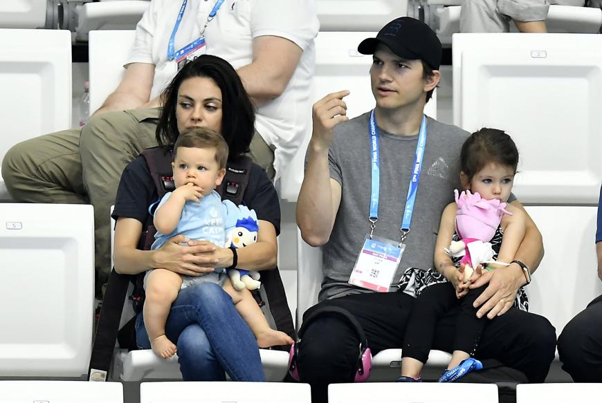 Zum Dahinschmelzen: Während Klein Dimitri auf Mila Kunis' Schoß offenbar Schabernack im Sinn hat, blickt Schwester Wyatt verträumt nuckelnd ins Leere.