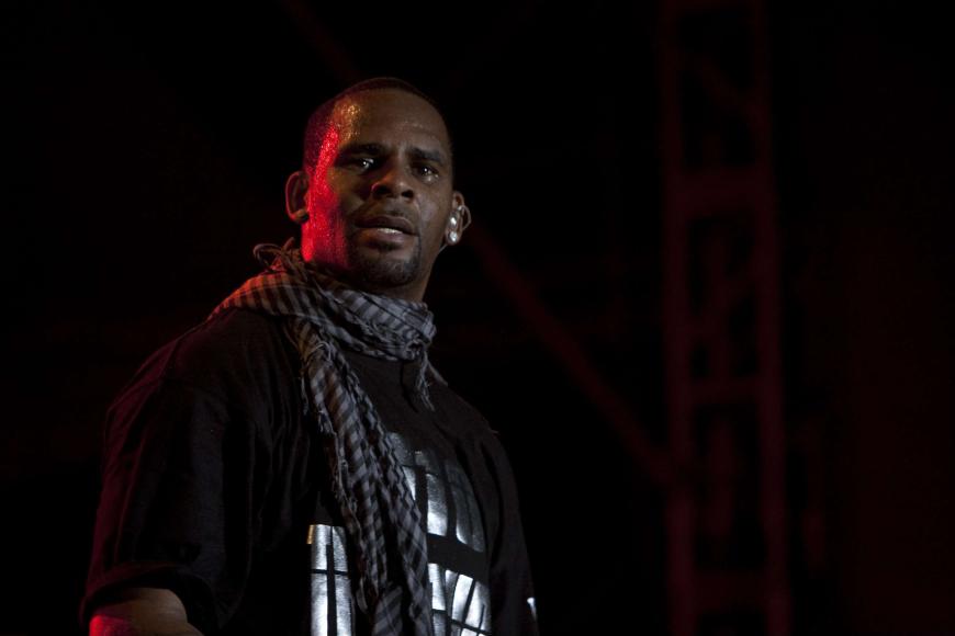 R. Kelly muss sich erneut schweren Vorwürfen stellen: Der Rapper soll mehrere Frauen in seinen Häusern gefangen halten