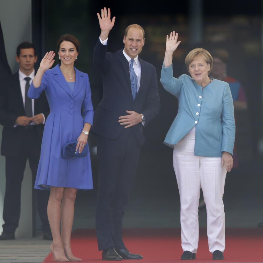 Kanzlerin Angela Merkel heißt Prinz William und Herzogin Kate im Kanzleramt Willkommen. Dann geht's zum Lunch: Die Royals verspeisten laut Regierungskreisen Lachs und Thunfisch zur Vorspeise, Kabeljau mit Gemüse zum Hauptgang und Joghurt mit Erdbeeren zum Nachtisch.