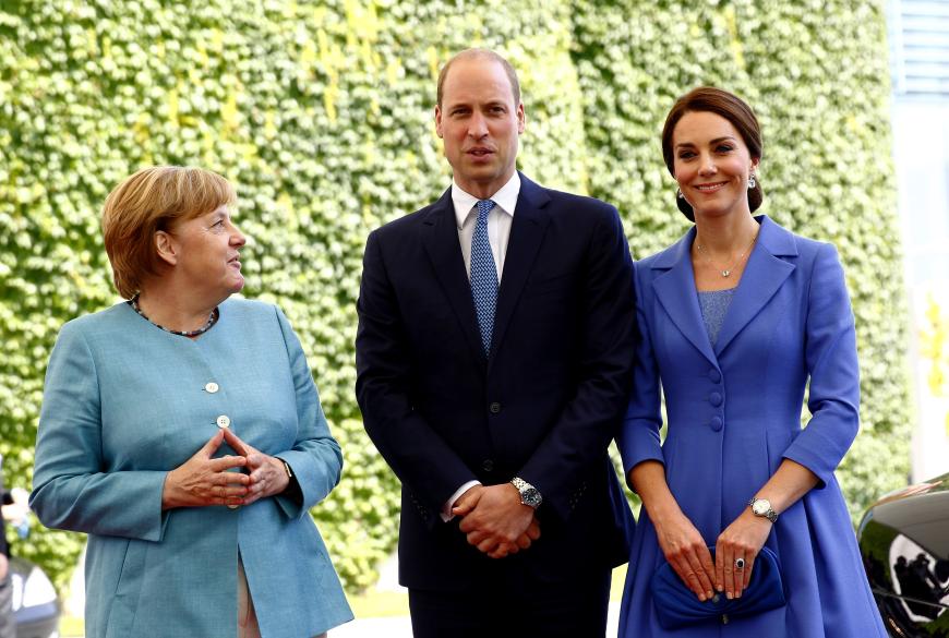 Ehrfürchtiger Blick: Die Kanzlerin freut sich über den Besuch von der Insel.
