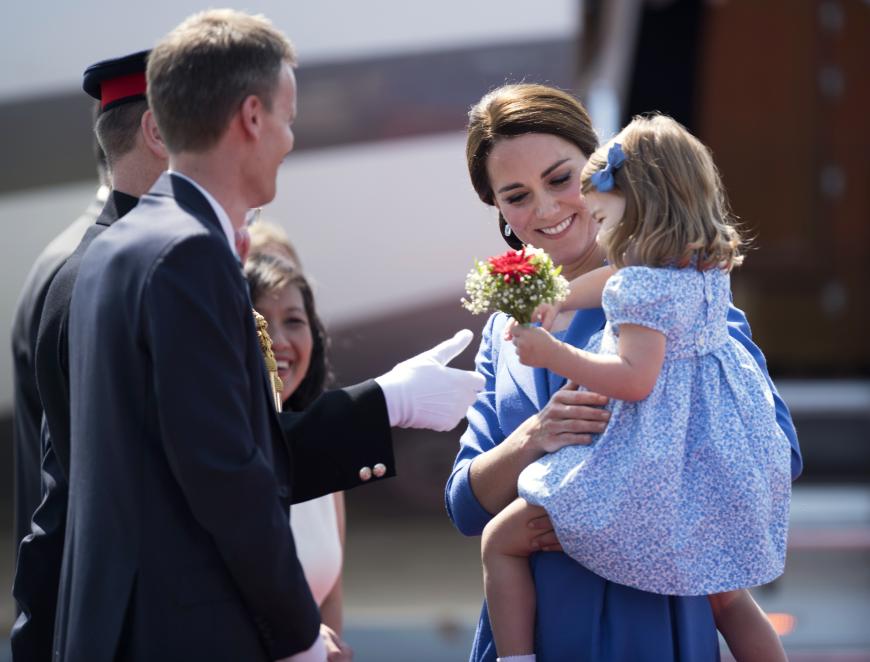 Auch Prinzessin Charlotte bekommt ein Miniatur-Blumensträußchen bei ihrer Ankunft in Berlin.