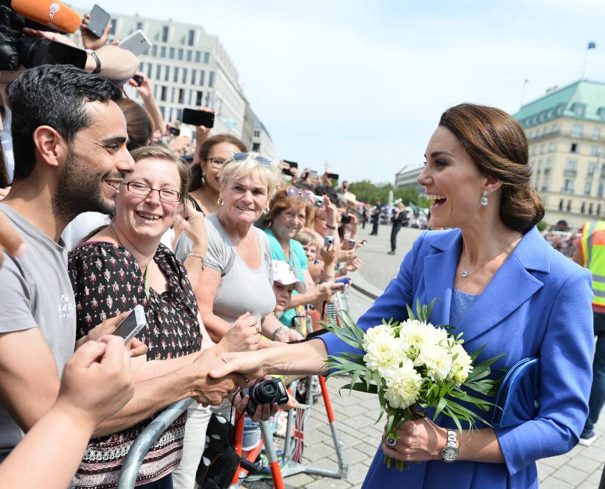 Hallo Herzogin! Catherine begrüßt freudig einen Royal Fan in Berlin.