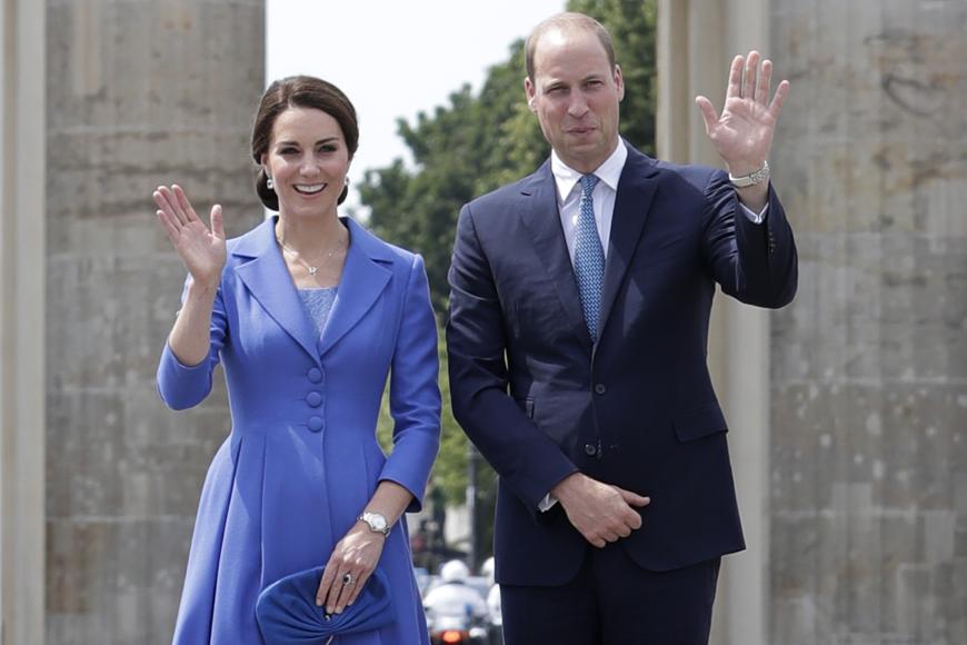 Gegen 14 Uhr posieren die beliebten britischen Royals am Brandenburger Tor.