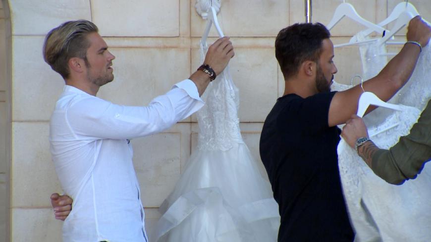Die Kandidaten müssen für Jessica Paszka ein Hochzeitskleid aussuchen