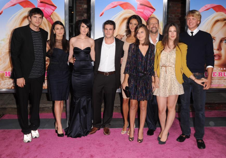 Demi Moore (2.v.l.) als sie noch mit Ashton Kutcher (l.) zusammen war: Hier posiert die Patchwork-Familie zusammen mit Demis und Bruce Willis gemeinsamen Töchtern Rumer (3.v.l.) Tallulah (6.v.l.) und Scout (r.) sowie Willis (3.v.r.) und seiner neuen Frau.