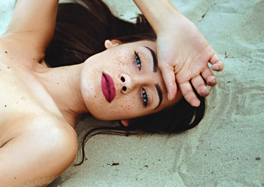 Dank dieses neuen Beauty-Trends dürfen sich jetzt alle über Sommersprossen freuen!