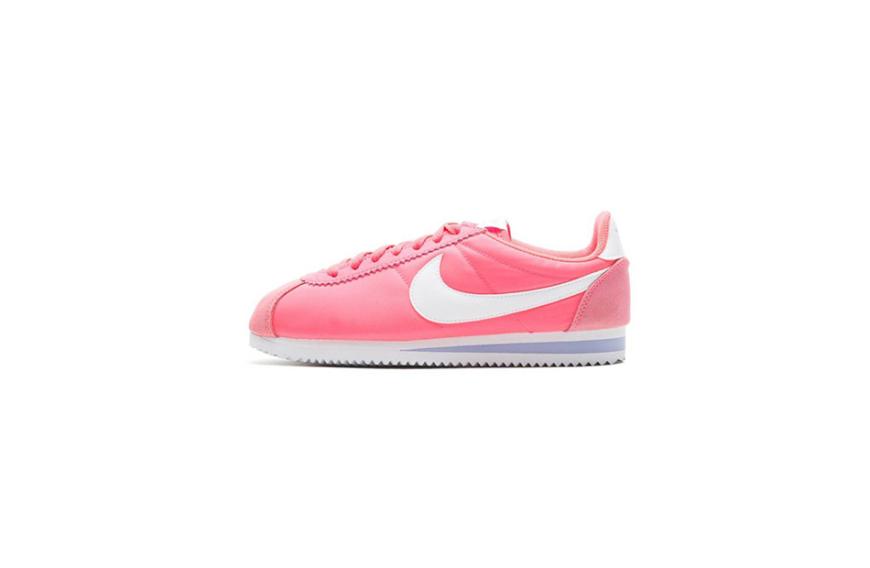 Schon seit einigen Saisons ist der Nike Classic Cortez wieder super angesagt. In einem frischen Pink-Ton wird er zu unserem liebsten Begleiter für den Sommer! Für knapp 50 Euro bei Inflammable erhältlich.
