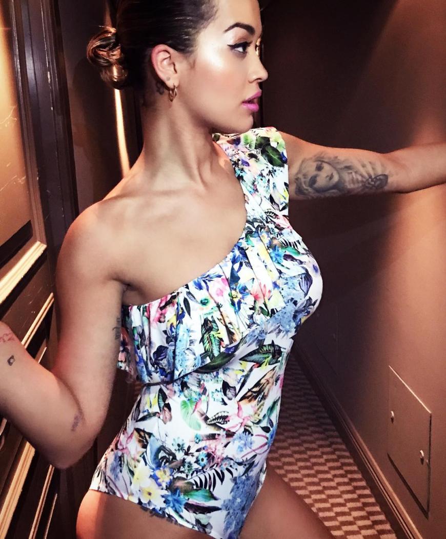 So sexy wie die Sängerin Rita Ora selbst, könnt ihr auch in dieser coolen Bademoden-Kollektion aussehen?