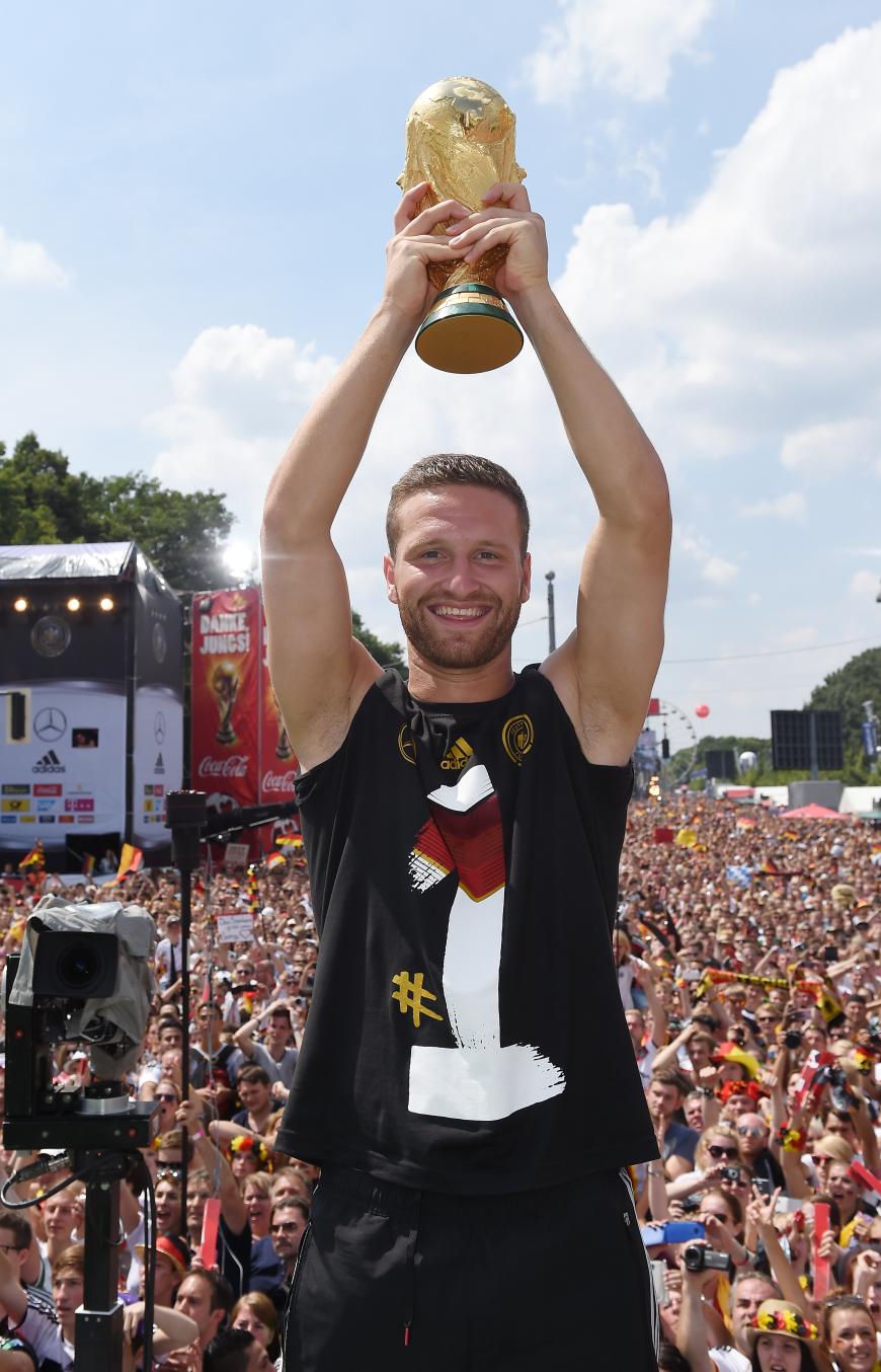Grund zum Feiern: WM-Spieler Shkodran Mustafi ist zum ersten Mal Papa geworden.