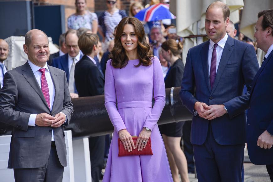 Hamburgs Erster Bürgermeister Olaf Scholz mit den Royals am Maritimen Museum.