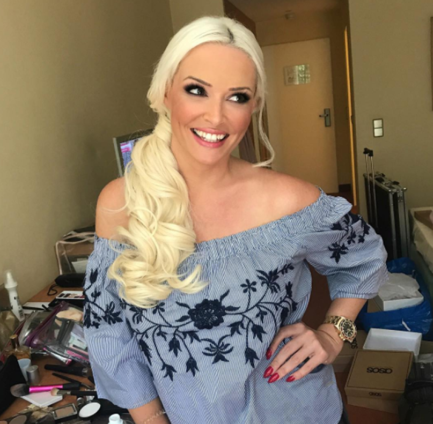 Off-Shoulder-Blusen sind total angesagt, und das Blau steht Daniela hervorragend.