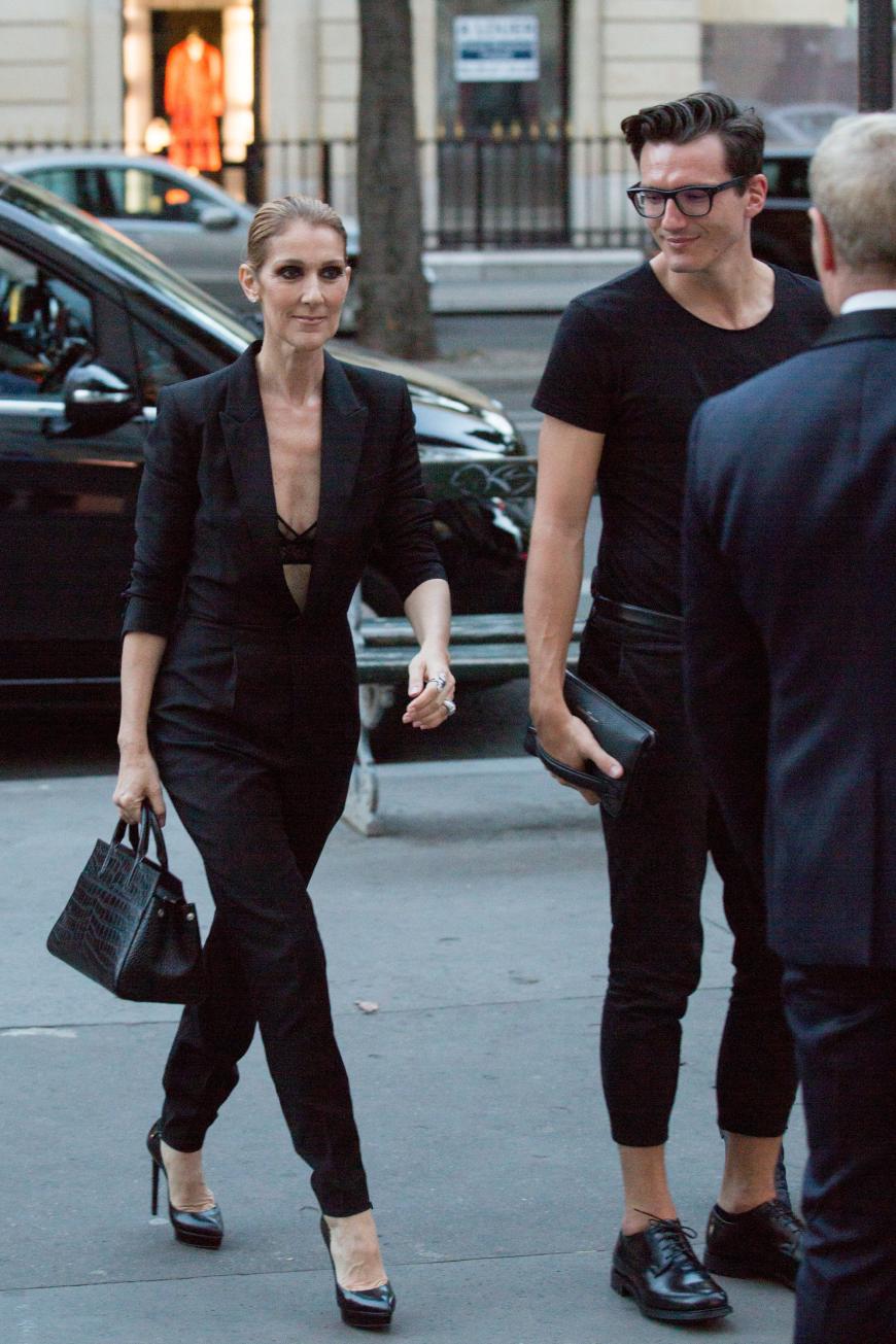 Céline Dion und Pepe Muñoz verlassen gemeinsam ein Hotel in Paris.