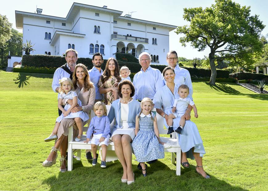 3-Generationen-Foto: Die schwedischen Royals versammelt auf einem Bild! Die königliche Familie schickt Sommergrüße von Schloss Solliden. Lediglich Estelles Tanten Sofia (die bald ihr zweites Kind erwartet) und Madeleine fallen farblich leicht aus dem Rahmen: Statt Weiß-Blau tragen sie Lachsfarben.