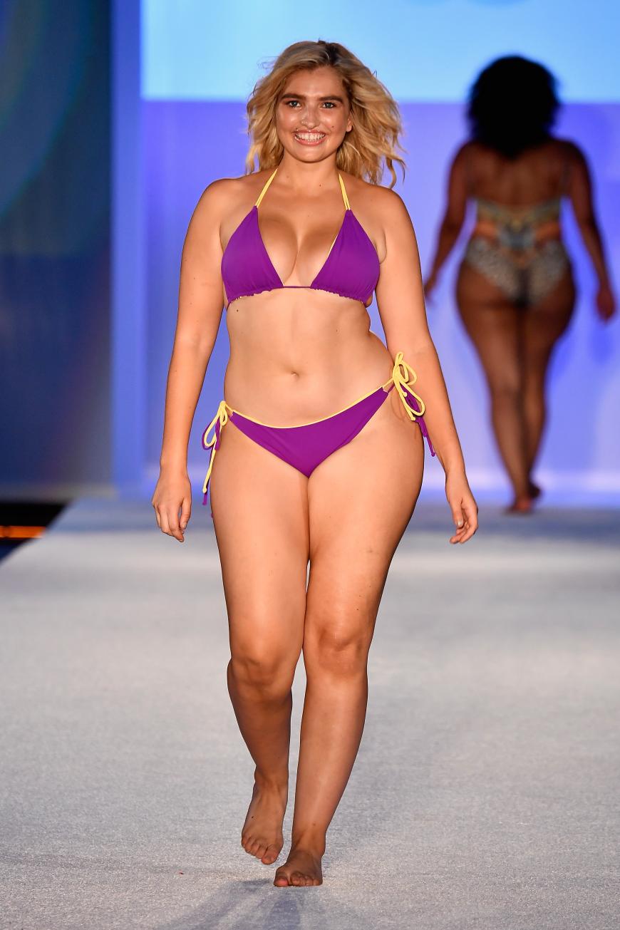 Sarina Nowak strahlt selbstbewusst in einem lila Bikini.