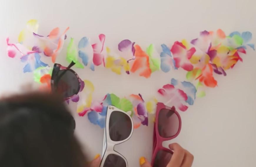 1. Sonnenbrillen organisieren mit einer Hawaii-Kette: Eine süße Alternative zu einem Kleiderbügel ist eine Haiwaii-Kette.
