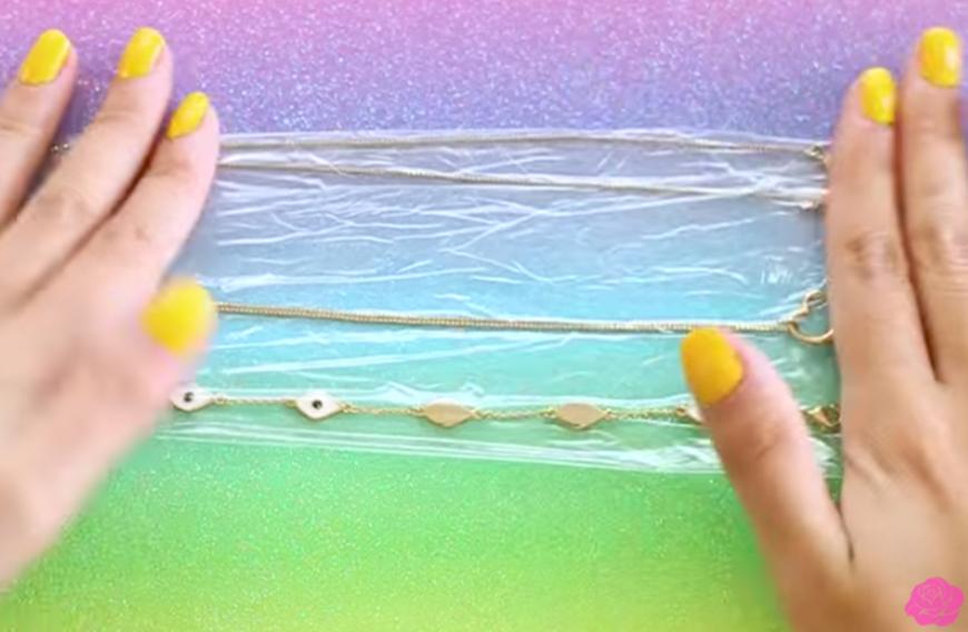 4. Schmuck richtig transportieren: Super lästig bei jedem Sommerurlaub: Den Schmuck richtig zu transportieren, sodass sich die einzelnen Stücke nicht miteinander verknoten. Abhilfe schafft hier ein bisschen Frischhaltefolie! Die einzelnen Ketten und Armbänder z.B. einfach geordnet nebeneinander reihen und mit der Folie ummanteln.