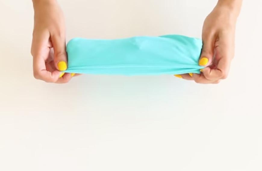 6. Platzsparend packen: Dass das Rollen von Kleidung beim Kofferpacken Platz spart, ist ja bereits bekannt. Aber einfach so drauf los rollen? Keine gute Idee! Im Video siehst du, wie es richtig geht und alles an Ort und Stelle bleibt.