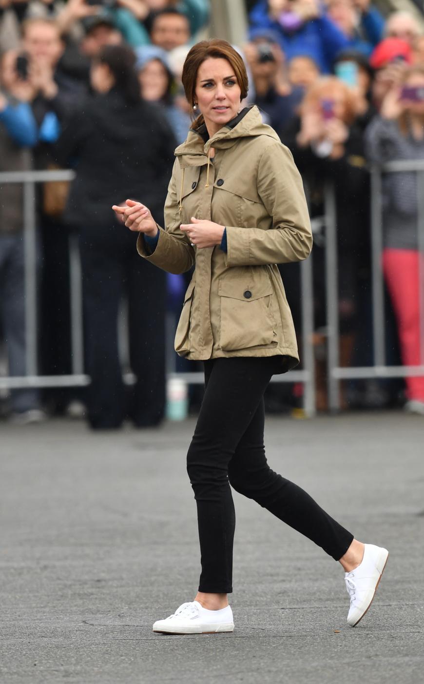 Gekonnt kombiniert sie die weißen Trend-Treter zur schwarzen Skinny Jeans und einem olivgrünem Parker.