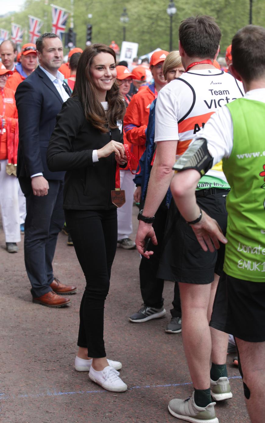 Marathon? Nicht ohne ihre weißen Sneaker! In Kombination mit einem schwarzen Outfit wurden die Schuhe zum echten Hingucker.