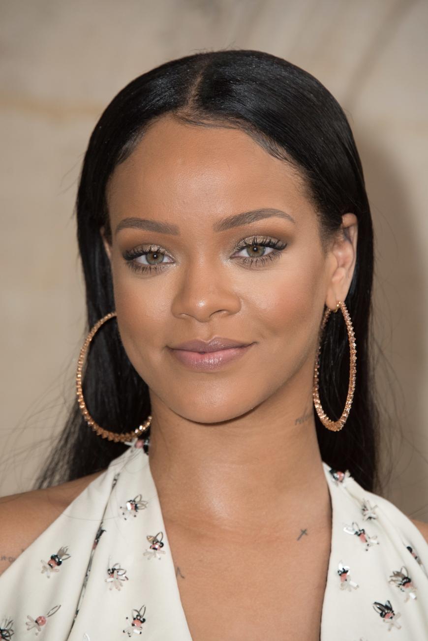Rihanna hat vor allem im Gesicht ordentlich zugelegt, hier seht ihr sie noch im letzten Jahr in einer