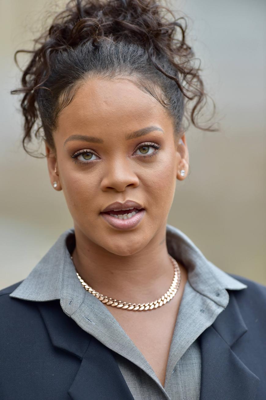 Lässt sich Riri gehen in der neuen Beziehung, oder ist das purer Wohlfühlspeck? Zumindest sympathisch, dass auch ein Weltstar solche Gewichtsschwankungen kennt.