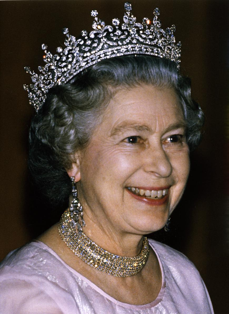 Dieses Foto ist locker 25 Jahre her, die Queen ist hier 66 Jahre, doch es ist unglaublich, dass sich die Königin von England so wenig veränderte, wenn ihr die nächsten Fotos seht.
